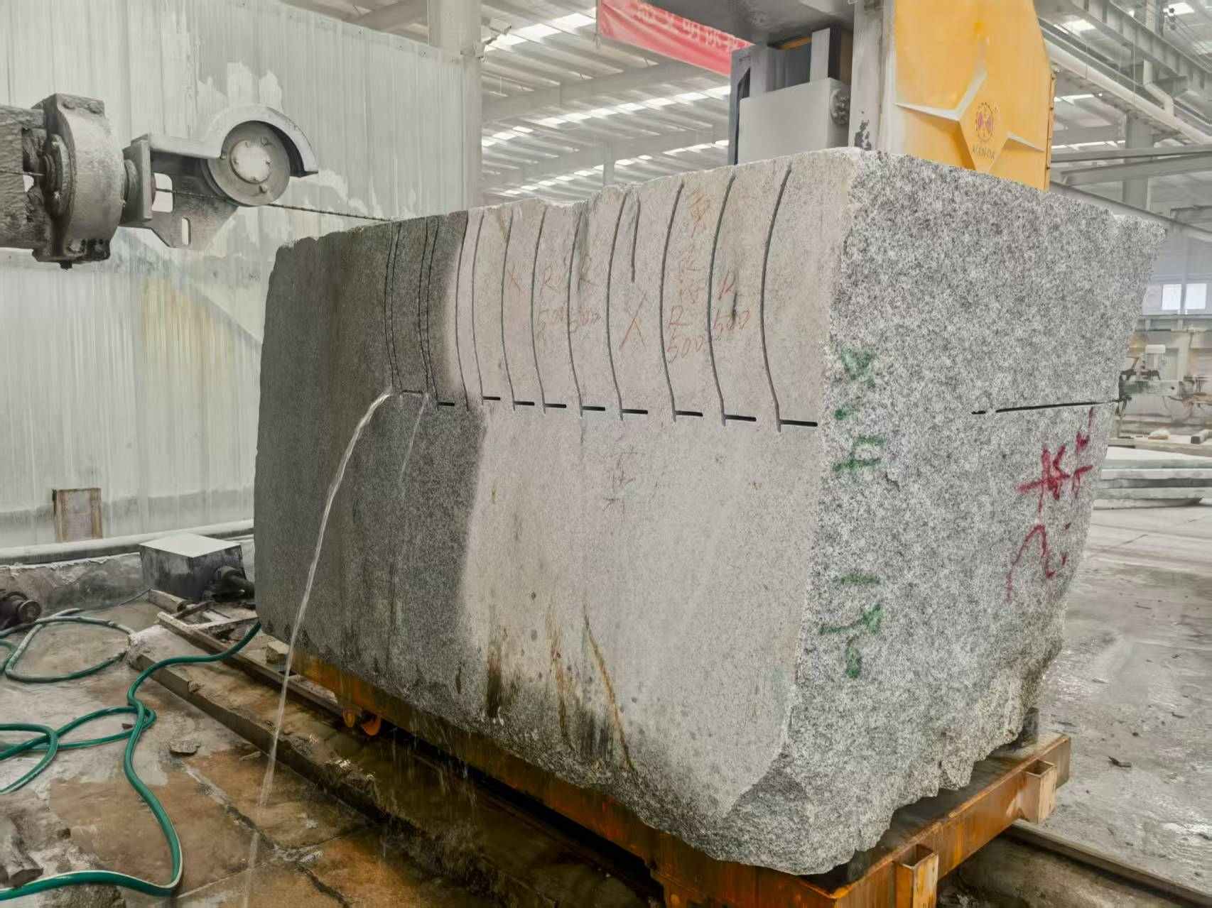 襄阳 602，大花芙蓉白，绳锯加工弧形路沿石