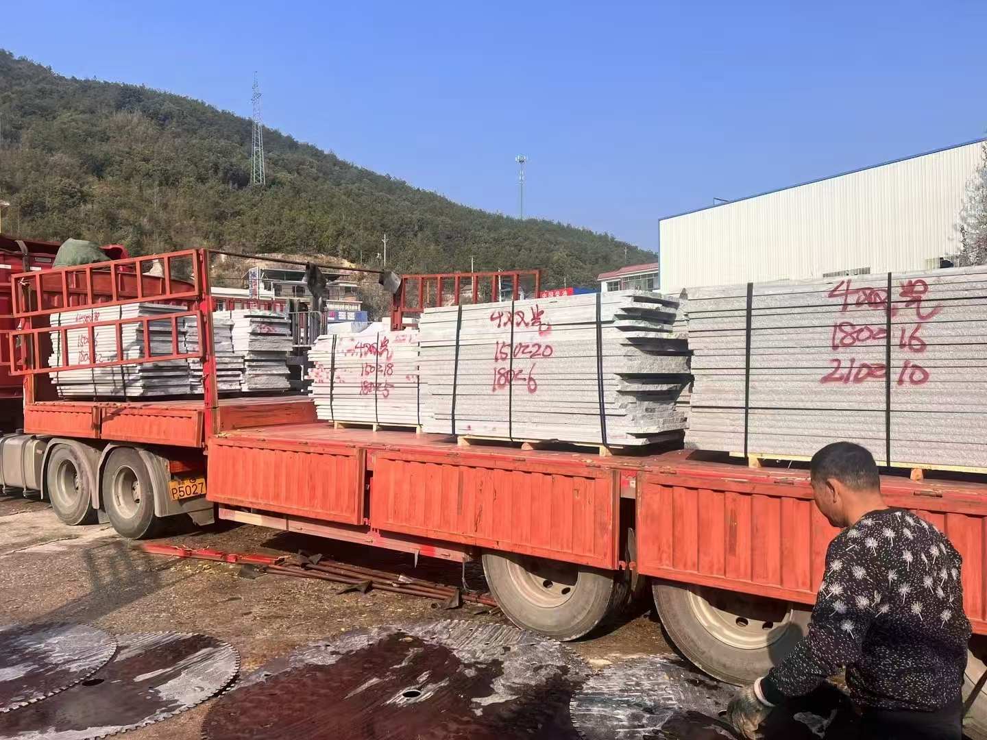 襄阳 芝麻灰花岗岩光面毛板出货日常