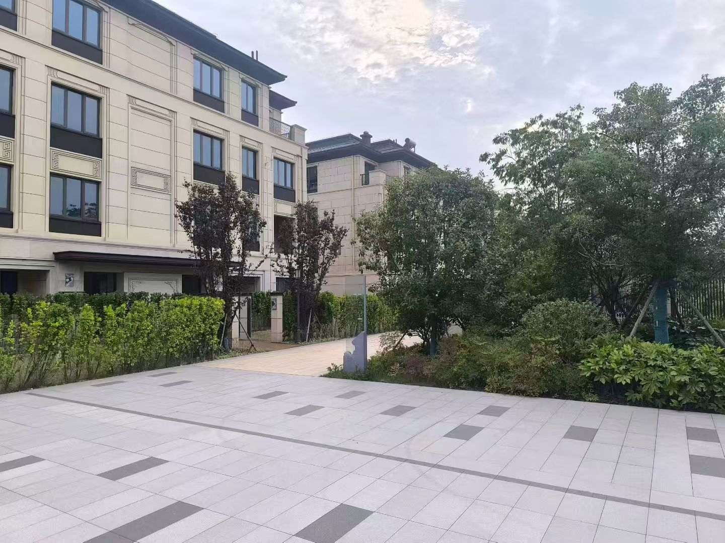 襄阳 芝麻白与芝麻白搭配铺装，尺寸1200*600